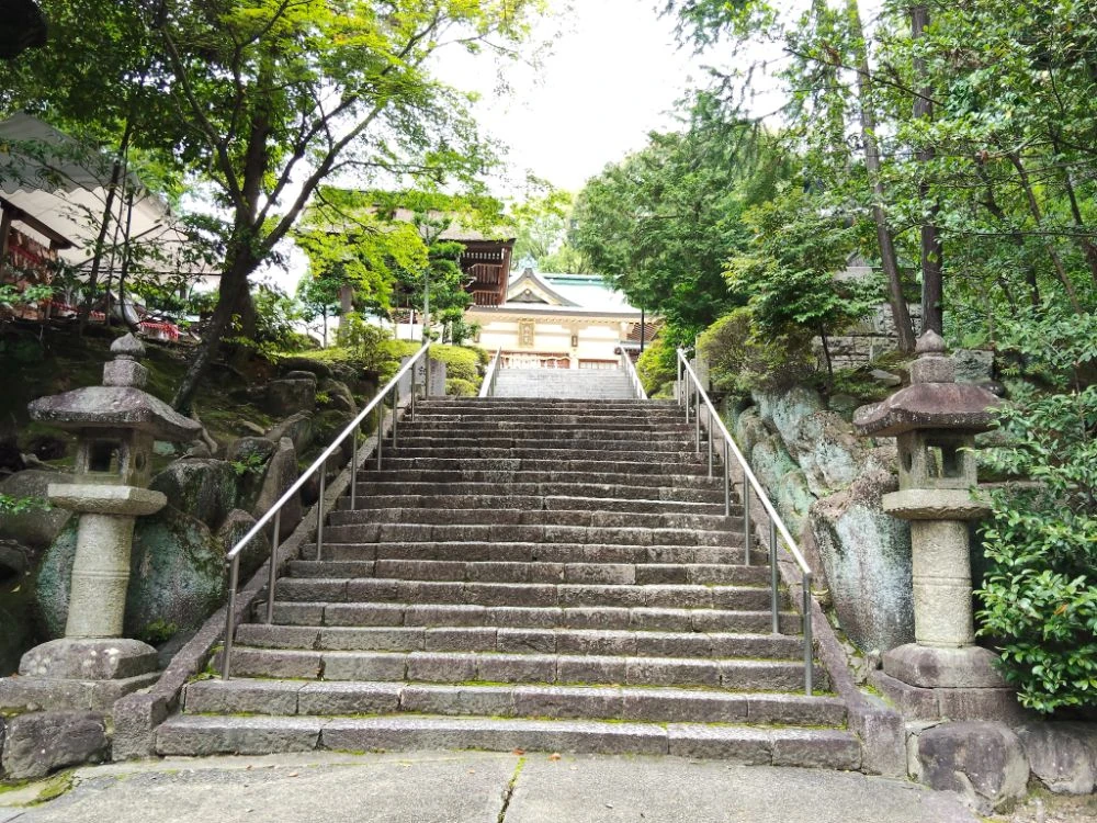 子どもたちが駆け上がる白山宮の参道石段